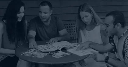 ארבעה אנשים מסתכלים על חוברות