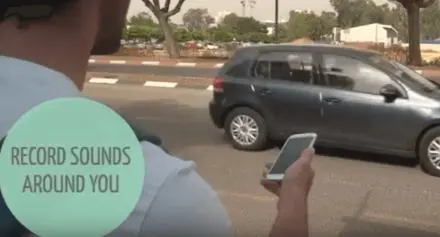 רכב נוסע על כביש ומישהו מקליט את הסאונד 