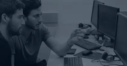 שני סטודנטים מצביעים על מחשב