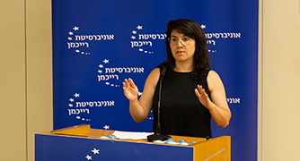 איש מדבר על פודיום