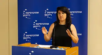 איש מדבר על פודיום
