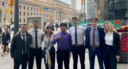 אנשים עם חליפות ברחוב בחול
