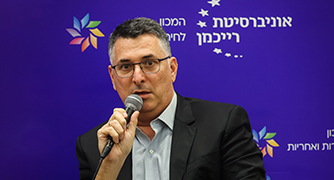 איש מדבר על פודיום