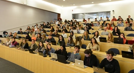 סטודנטים יושבים באולם הרצאות