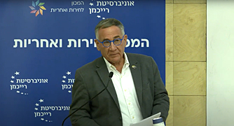 איש מדבר על פודיום