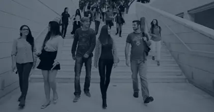 סטודנטים יורדים במדרגות