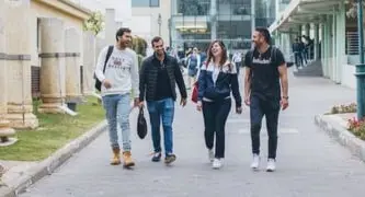 סטודנטים הולכים באוניברסיטה