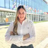 אישה על רקע של שדרת דגלים