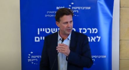 איש מרצה במרכז רובינשטיין