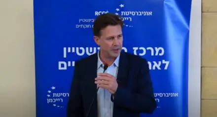 איש מרצה במרכז רובינשטיין