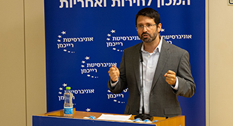 איש מדבר על פודיום