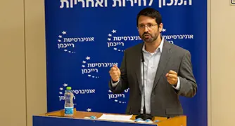 איש מדבר על פודיום