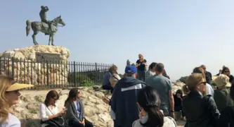 אנשים מסתכלים על פסל של סוס 