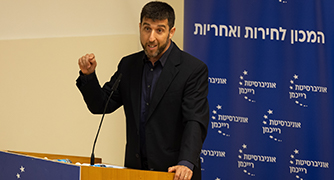 איש מדבר על פודיום