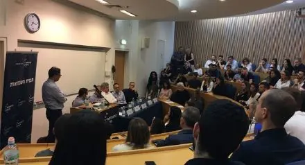 סטודנטים יושבים באולם הרצאות