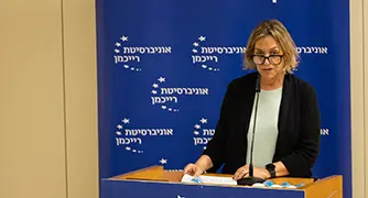 אישה מדברת על פודיום