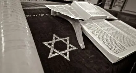 ספר תורה ולידו מגן דוד רקום