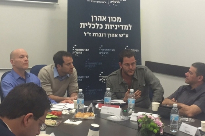 אנשים יושבים מסביב לשולחן
