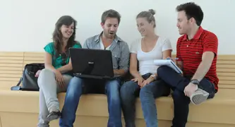 סטודנטים על ספסל במבנה