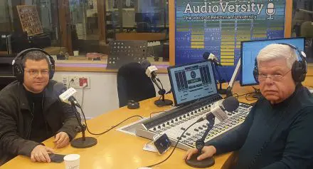 שני אנשים מקריינים ברדיו