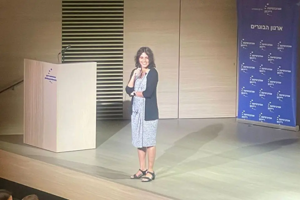 אישה עומדת על במה