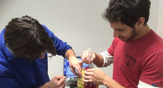 שתי גברים מתנסים ברובוט