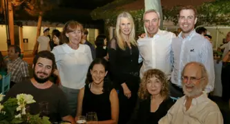 אנשים עושים תמונה מאירוע