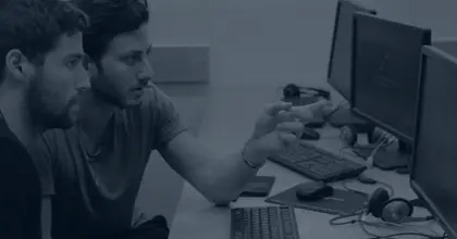 סטודנטים מצביעים על מחשב