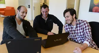 אנים מחייכים ומסתכלים למחשב