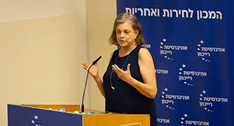 איש מדבר על פודיום