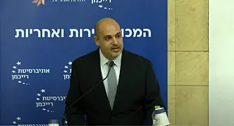 איש מדבר על פודיום