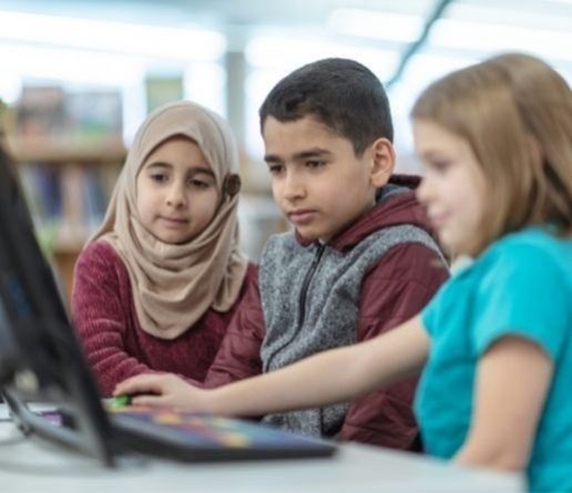 ילדים מוסלמים יושבים מול מחשב