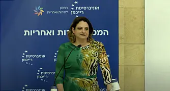 אישה מדברת על פודיום