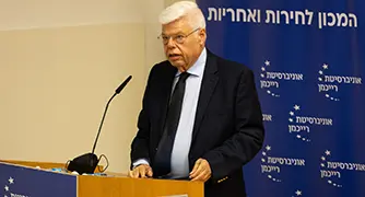 איש מדבר על פודיום