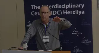 איש במכופתרת מדבר על הפודיום