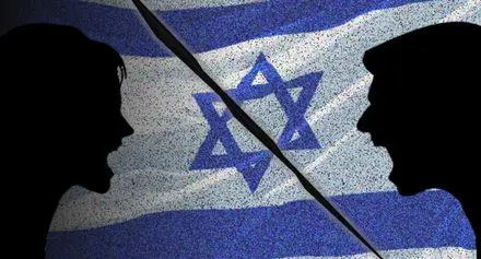 דגל ישראל עם קו שחור באמצע ושתי דמויות שחורות רבות 