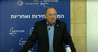 איש מדבר על פודיום