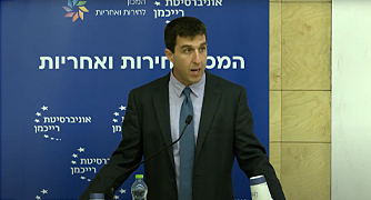 איש מדבר על פודיום