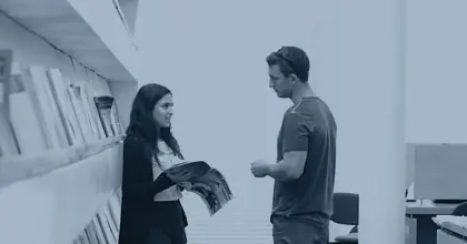 שני אנשים מדברים בספריה