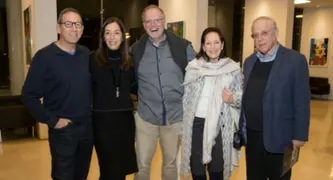 חמישה אנשים מחייכים למצלמה