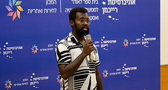 איש מדבר על פודיום
