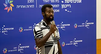 איש מדבר על פודיום