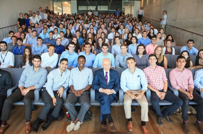 Students sitting together in lecture room with president Shimon Peres z"l