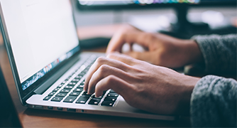 ידיים מקלידות על לפטופ