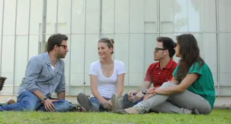 סטודנטים יושבים בדשא