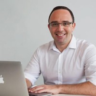 איש עם משקפיים מקליד במחשב