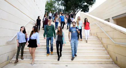 אנשים יורדים במדרגות