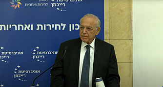 איש מדבר על פודיום