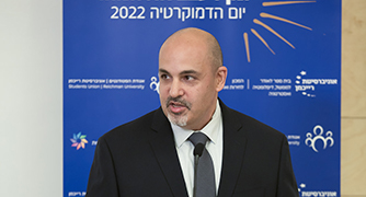 איש מדבר על פודיום