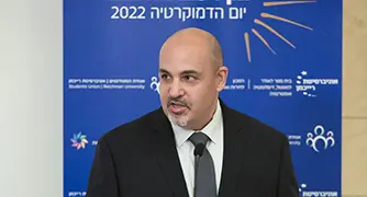 איש מדבר על פודיום